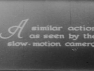 Přítelkyně a žena nahý venku - akce v pomalý motion (1943)