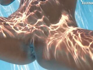 उत्कृष्ट venezuelan शहद में नंगा और बोल्ड पूल साइड तैरना अधिवेशन