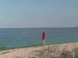 Sjenert naken jente på den strand