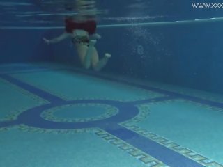 דיאנה rius עם מצוין פטמות נגיעות שלה גוף מתחת למים