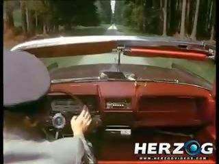 רטרו נערה מקבל מזוין ב עליון של א driving מכונית