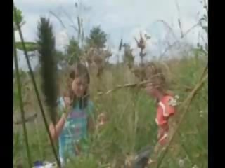 Dua amatur kanak-kanak perempuan mengusik di lakeside