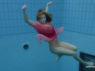 Silvie, a evro najstnice, showcasing ji plavanje prowess