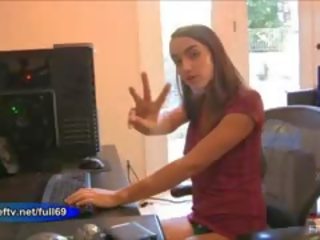 Jeri _ Amateur Gamer Girl Masturbating With A Mouse