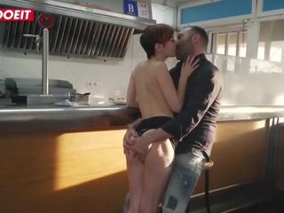 Steak ja suihinotto päivä specials sisään a julkinen espanjalainen restaurant xxx elokuva elokuvat