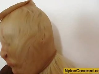 Böse blond distorted nylon maske gesicht