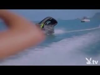 Khỏa thân cô gái làm điên stunts tại biển!