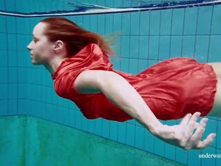 Raudonas ilgai suknelė ir didelis papai floating į as baseinas