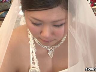 Fascinating tineri femeie în o nunta rochie