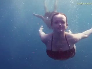 Nu filles sur tenerife ayant amusement en la eau