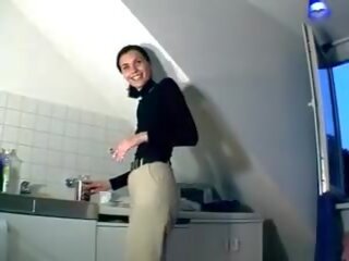 א stunning-looking גרמני adolescent עשייה שלה כוס רטוב עם א דילדו