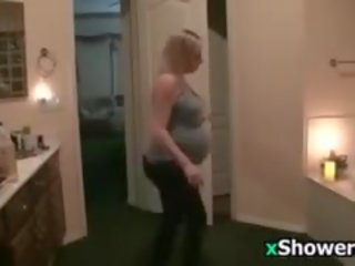 Těhotná žena dostane v the koupel vana