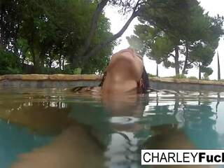 Charley videókat a neki elképesztő cicik