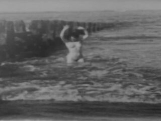 Pacar perempuan dan wanita telanjang di luar - tindakan di lambat gerakan (1943)