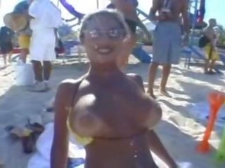 Seksi binaragawan perempuan di itu pantai bisa membuat dia titties melompat