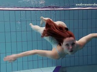 Težko up čehinje femme fatale salaka swims goli v na čehinje bazen