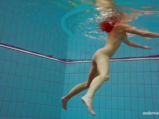 Deniska swell ผมสีบรูเนท teenie ใหญ่ นม การว่ายน้ำ