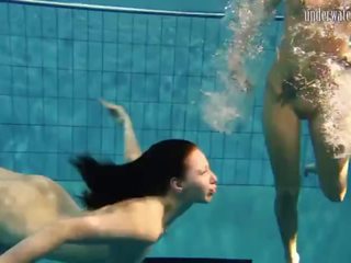 Filles andrea et monica décapage un autre sous l&apos;eau