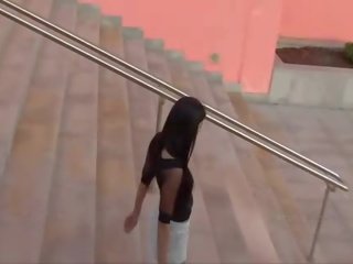 Suri angelic 褐髮女郎 孩兒 閃爍 的陰戶 在 一 公 地方 上 該 樓梯