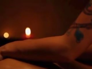 En sensuellt och vällustig lesbisk massagen