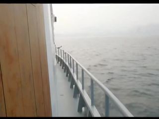 Inger constance nud pe barca în the mare