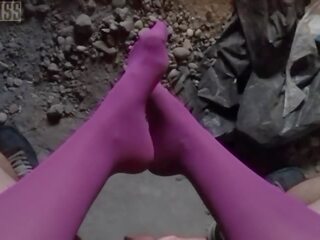 Pov klip na nightmiss nohy v purple punčocháče dávat nedbalý honění pohlaví video filmů