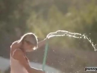 Jauns pusaudze spēlē ar ūdens ķircināt vāvere