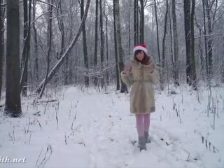 Białe pończocha na zewnątrz snow walka. szczęśliwy nowy rok wishes z jeny kowal