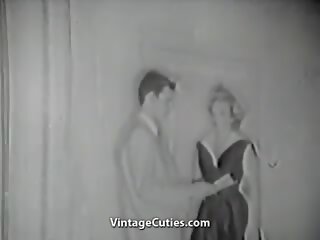 Survey moški picks up a punca (1950s staromodno)
